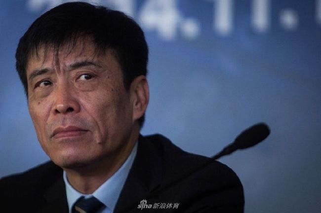 英语老师挽起裙子坐在我腿上